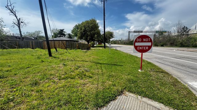 2109 W Texas Avenue, Baytown, TX 77520