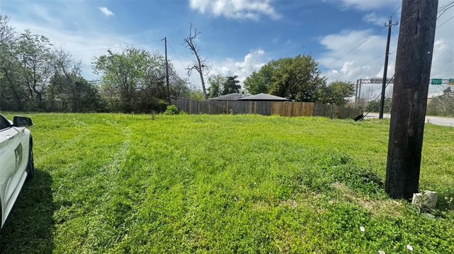 2109 W Texas Avenue, Baytown, TX 77520