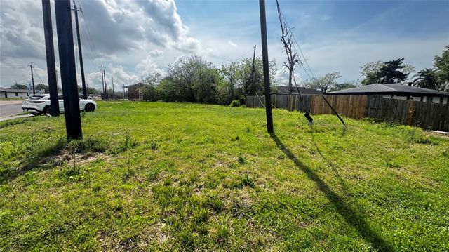 2109 W Texas Avenue, Baytown, TX 77520