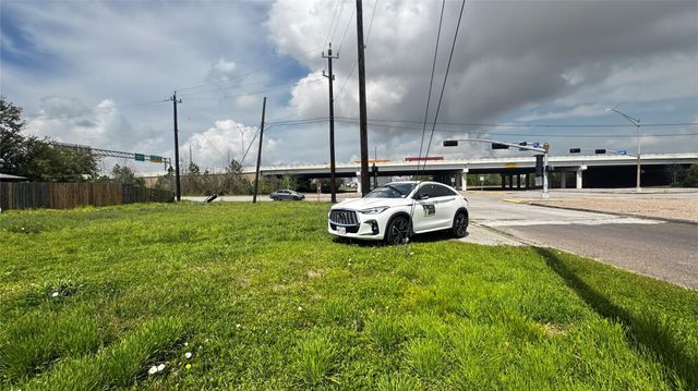 2109 W Texas Avenue, Baytown, TX 77520