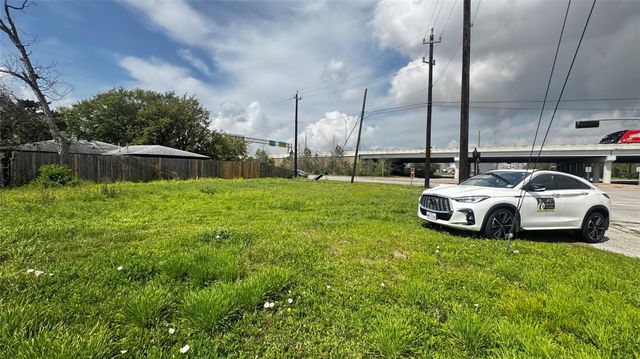 2109 W Texas Avenue, Baytown, TX 77520