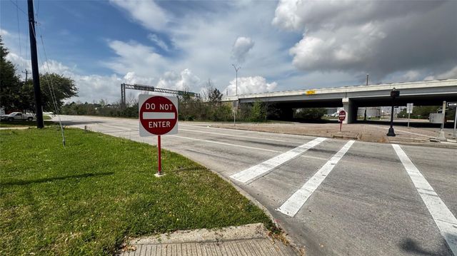 2109 W Texas Avenue, Baytown, TX 77520