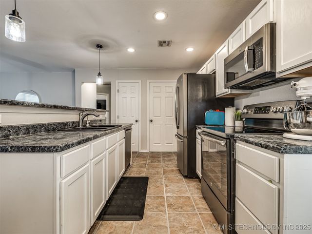 17104 S Memorial Drive, Bixby, OK 74008