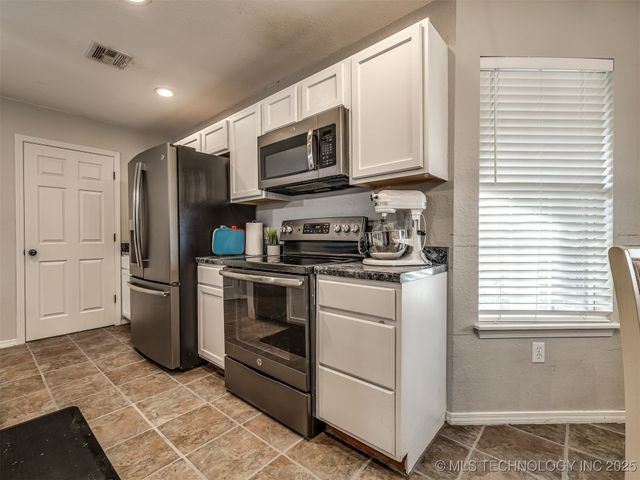 17104 S Memorial Drive, Bixby, OK 74008