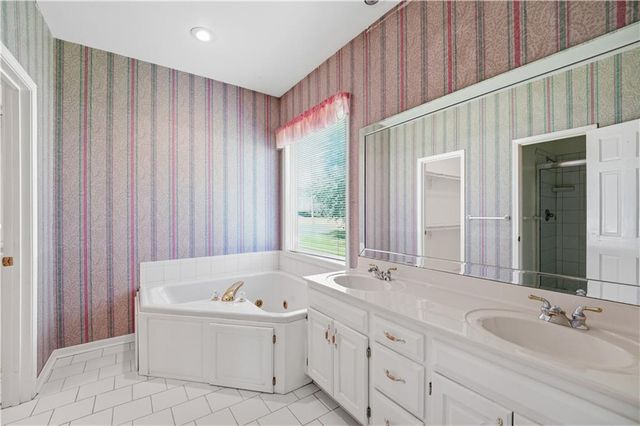 1101 NE Waterfield Village Drive, Blue Springs, MO 64014
