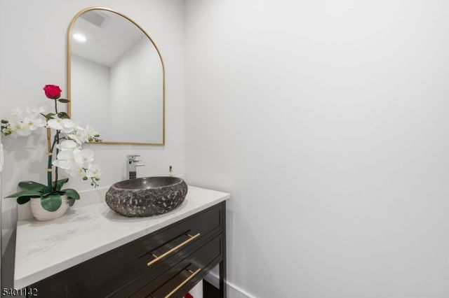 14 Country Ln, Hardyston Twp., NJ 07419