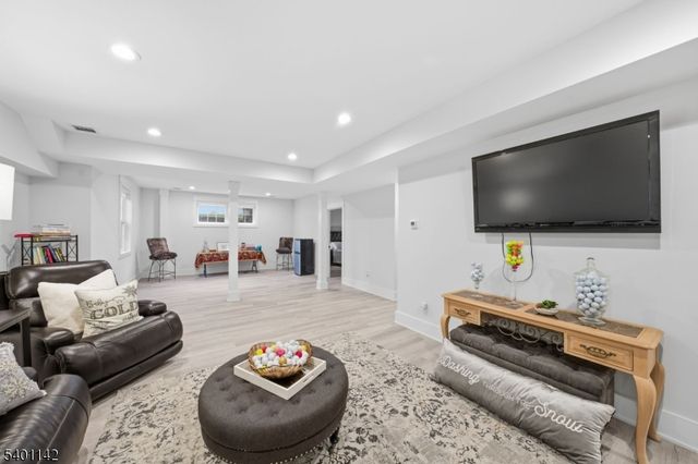 14 Country Ln, Hardyston Twp., NJ 07419