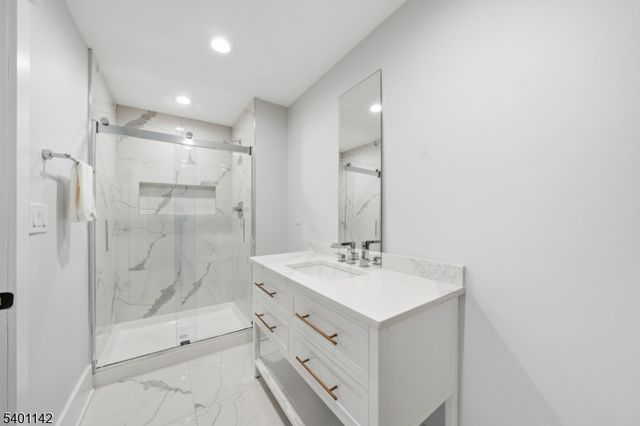 14 Country Ln, Hardyston Twp., NJ 07419