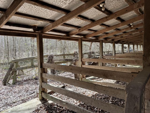 1261 Roanoke Rd, Jamestown, TN 38556