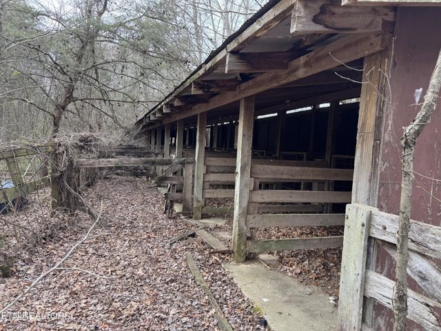 1261 Roanoke Rd, Jamestown, TN 38556