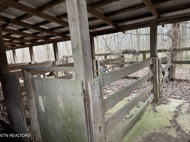 1261 Roanoke Rd, Jamestown, TN 38556