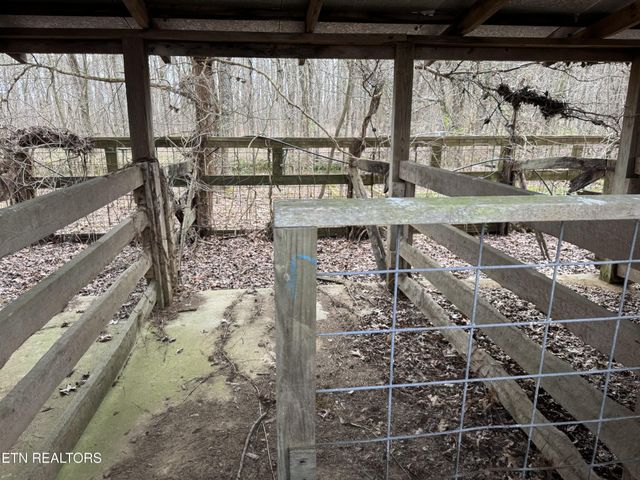 1261 Roanoke Rd, Jamestown, TN 38556