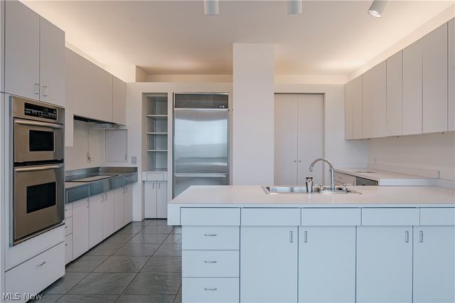 2 Bratenahl Place 15BC, Bratenahl, OH 44108