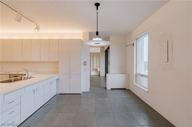 2 Bratenahl Place 15BC, Bratenahl, OH 44108