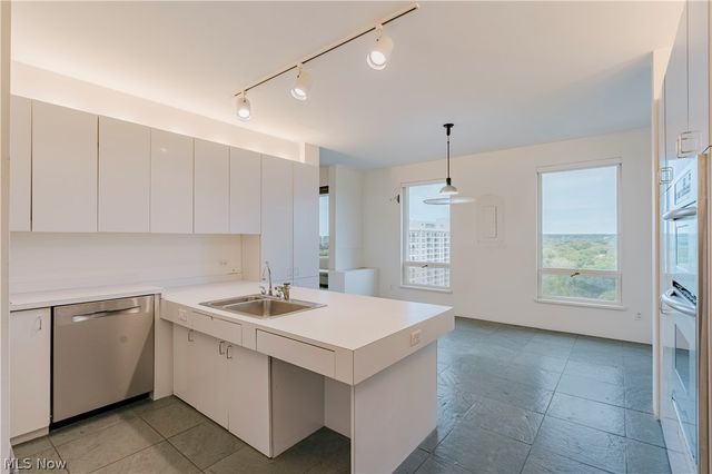 2 Bratenahl Place 15BC, Bratenahl, OH 44108
