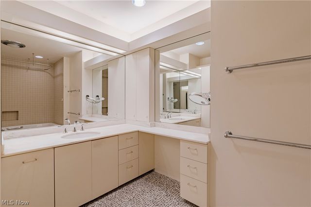 2 Bratenahl Place 15BC, Bratenahl, OH 44108