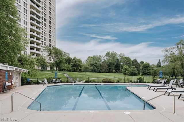 2 Bratenahl Place 15BC, Bratenahl, OH 44108