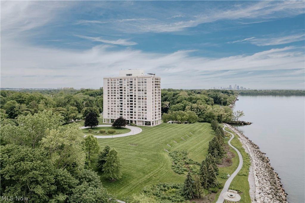 2 Bratenahl Place 15BC, Bratenahl, OH 44108