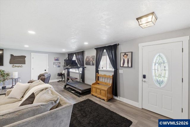 537 Hillview Dr, Lebanon, OR 97355