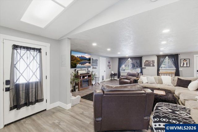 537 Hillview Dr, Lebanon, OR 97355