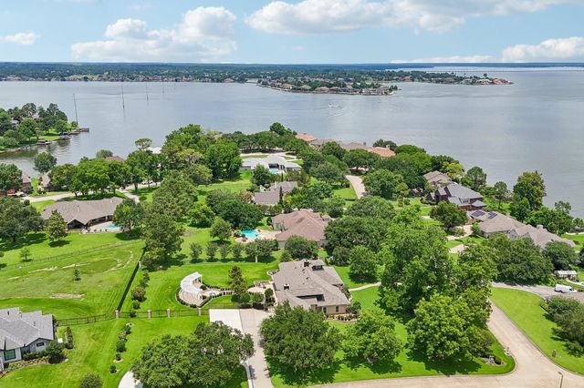 118 Waterfront Drive, Montgomery, TX 77356
