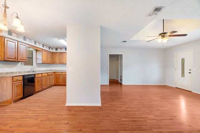 140 SE 49th Street, Paris, TX 75462