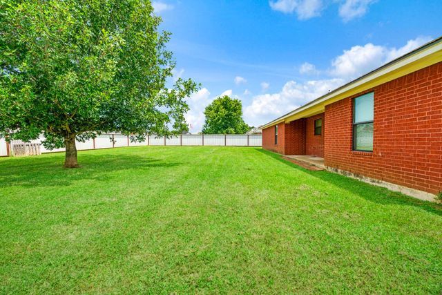 140 SE 49th Street, Paris, TX 75462