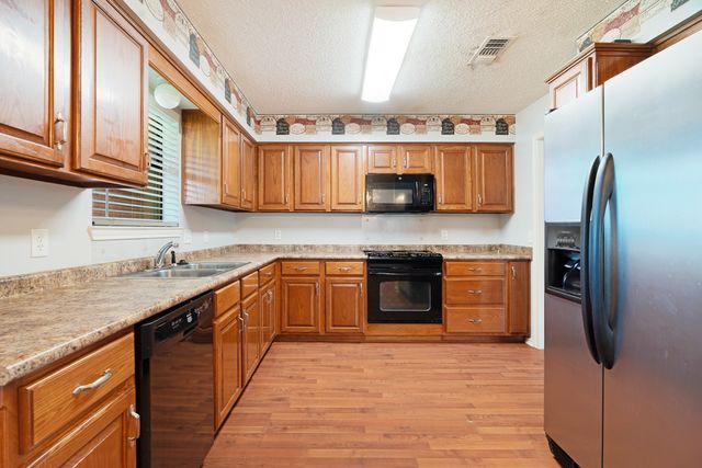 140 SE 49th Street, Paris, TX 75462