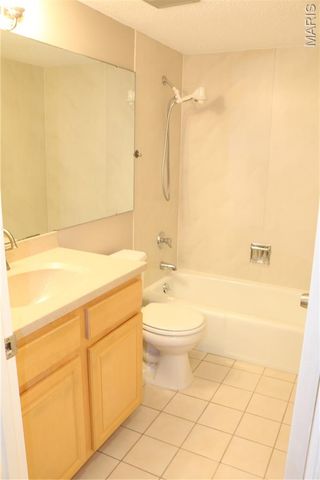 927 Claytonbrook Drive 3, Ballwin, MO 63011