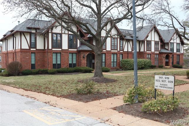 927 Claytonbrook Drive 3, Ballwin, MO 63011