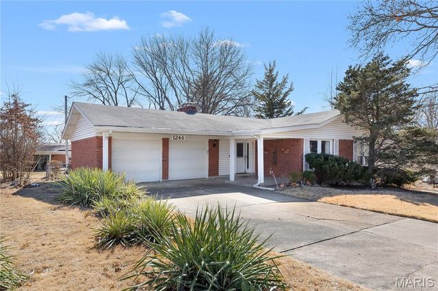 1244 Hobson Drive, St Louis, MO 63135