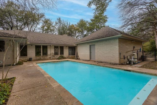 2001 Deepdale Drive, Westover Hills, TX 76107