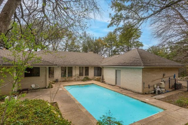 2001 Deepdale Drive, Westover Hills, TX 76107