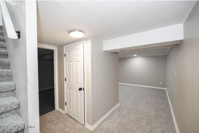 4312 Winter Garden Ct, Louisville, KY 40218
