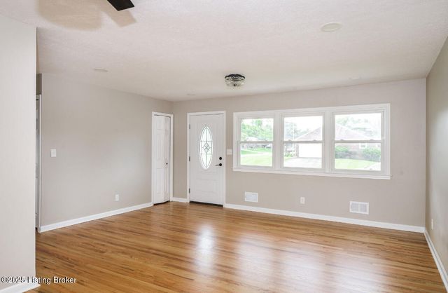 4312 Winter Garden Ct, Louisville, KY 40218