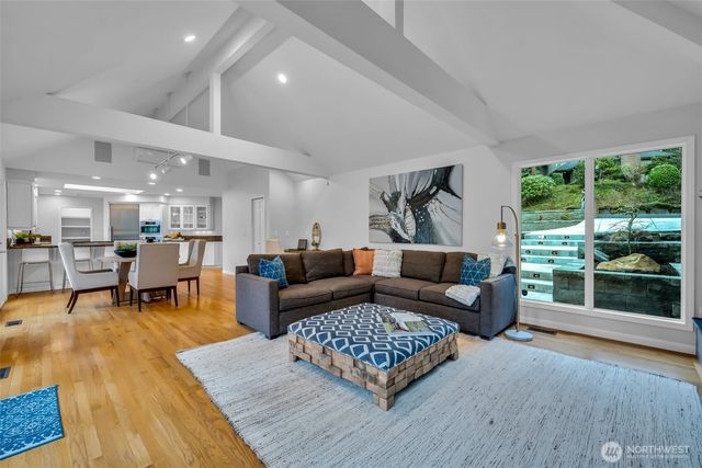 8402 SE 53rd Place, Mercer Island, WA 98040