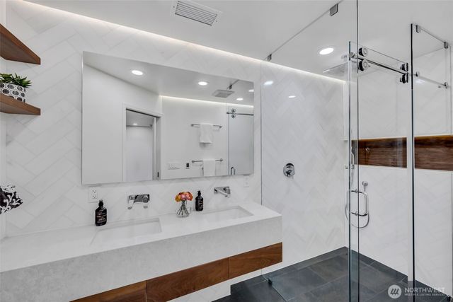 8402 SE 53rd Place, Mercer Island, WA 98040