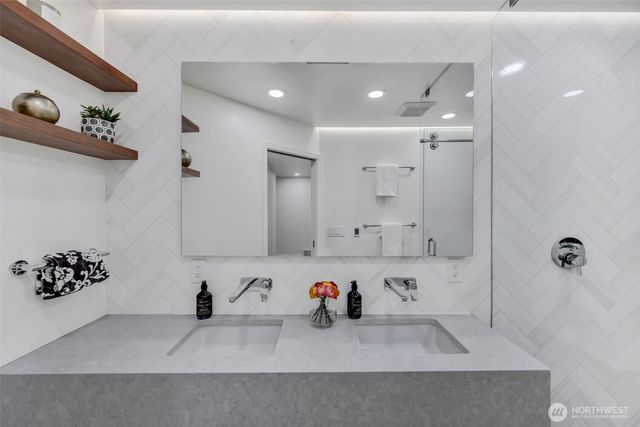 8402 SE 53rd Place, Mercer Island, WA 98040