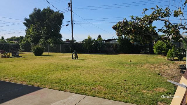 613 W KETTLEMAN Ln, Lodi, CA 95240