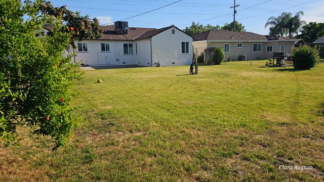 613 W KETTLEMAN Ln, Lodi, CA 95240