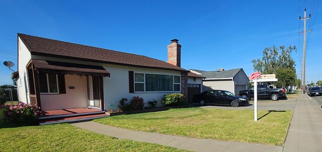 613 W KETTLEMAN Ln, Lodi, CA 95240