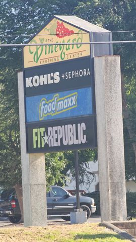 613 W KETTLEMAN Ln, Lodi, CA 95240