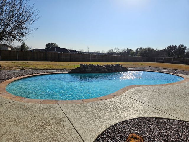 864 Fairview Drive, Krugerville, TX 76227