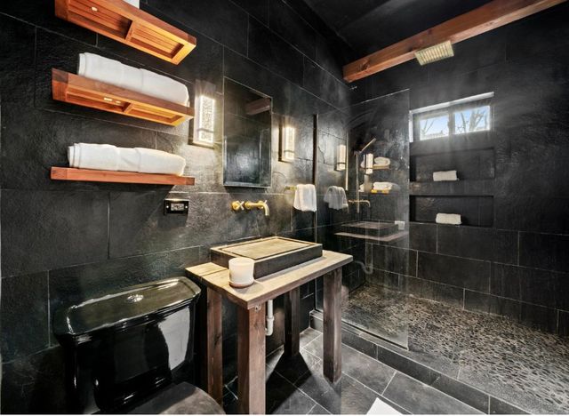 1067 W Balmoral Avenue 2, Chicago, IL 60640