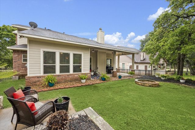 514 Pinehurst Drive, New Ulm, TX 78950