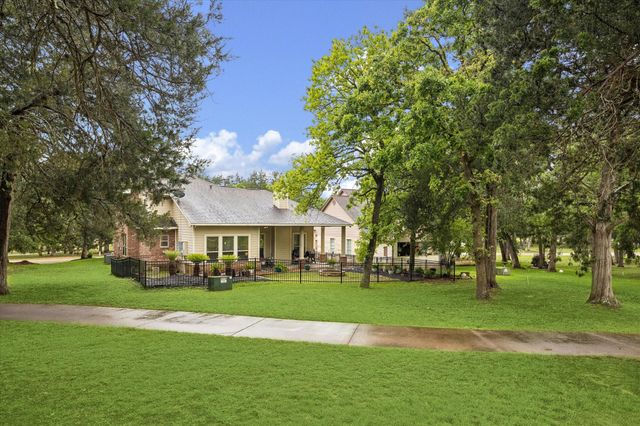 514 Pinehurst Drive, New Ulm, TX 78950
