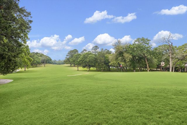 514 Pinehurst Drive, New Ulm, TX 78950