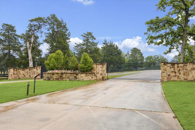 514 Pinehurst Drive, New Ulm, TX 78950