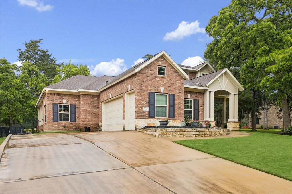 514 Pinehurst Drive, New Ulm, TX 78950