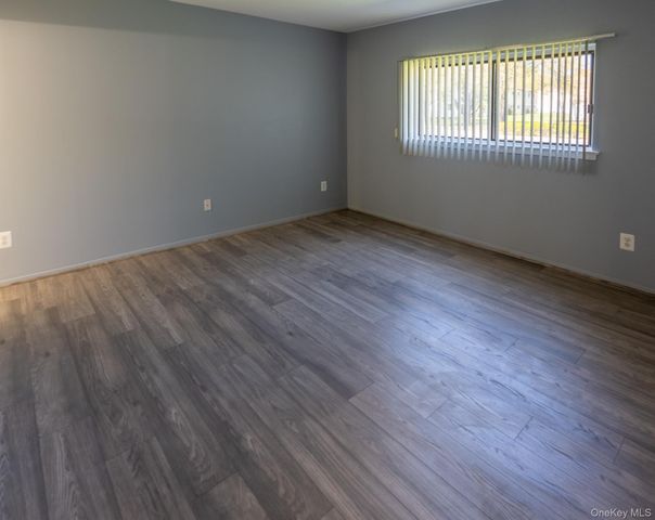115 Pointe Circle S 115, Coram, NY 11727
